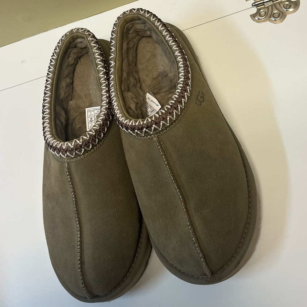 NWOT UGG Olive Suede Slippers
